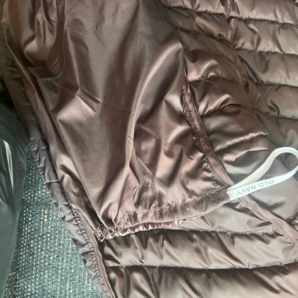 Old Navy women’s brown light puffer jacket. Size large. - Picture 6 of 8
